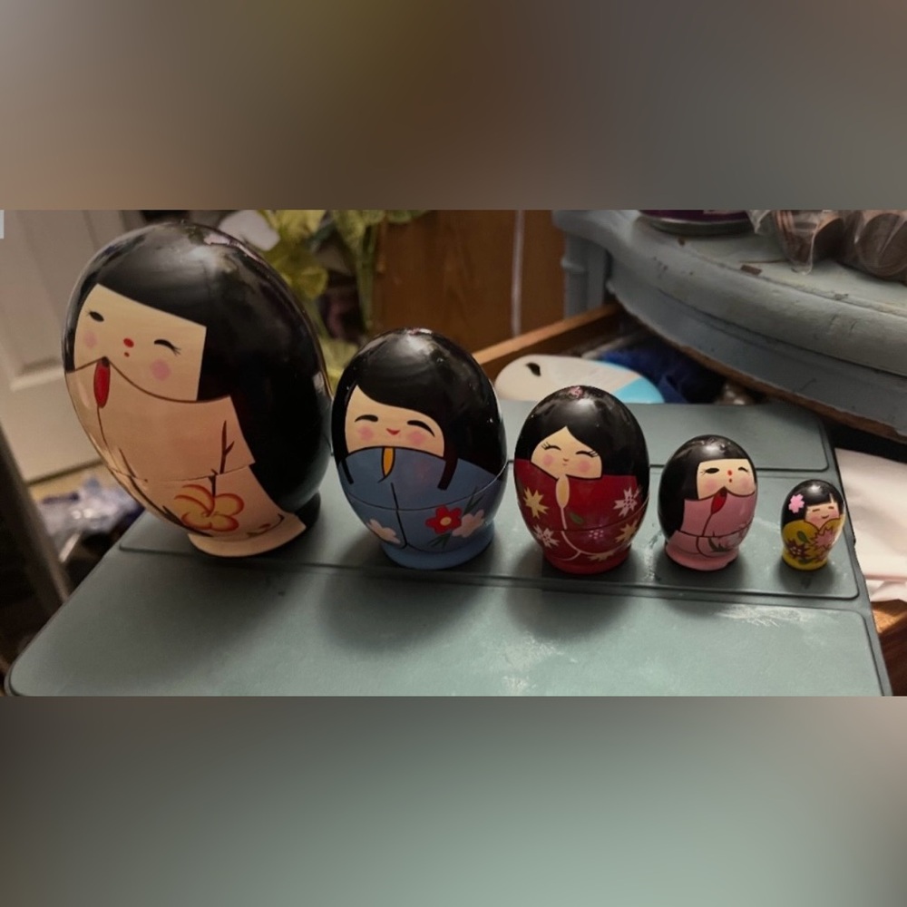 Vintage Hand Painted Wood Japanese
Nesting Dolls, Set of Colorful Nesting Dolls - Picture 6 of 16
